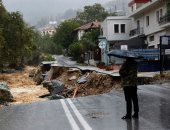 تضرر 16 منزلا في إعصار يضرب إندونيسيا.. والجيش والشرطة يصلحون الطرق