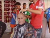 شاهد.. شباب بالمغرب يقدمون حلاقة مجانية لضحايا الزلزال