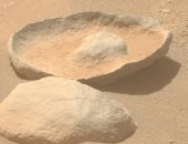 مركبة ناسا تلتقط صورة لصخرة على شكل ثمرة "الأفوكادو" بالمريخ