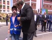 الرئيس السيسي يقبل رأس طفلة بكت خلال لقائه فى محافظة بنى سويف