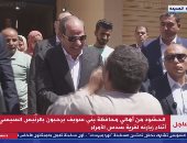 مواطن يطلب التقاط صورة مع الرئيس السيسي.. ويهتف: "ما نتحرمش منك يا ريس"