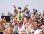 الحشود من محافظة بنى سويف يرحبون بالرئيس السيسى خلال زياته لقرية سدس الأمراء