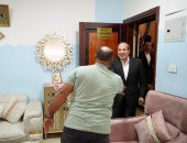 الرئيس السيسي يزور أسرة بقرية سدس الأمراء.. وصاحب المنزل يهديه مسبحة