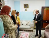 الرئيس السيسي يستجيب لسيدة مصرية ويتوجه لزيارتها خلال تواجده بقرية سدس الأمراء.. ويزور أسرة بالقرية.. وصاحب المنزل يهديه مسبحة.. ويقبل رأس طفلة بكت خلال لقائه فى محافظة بنى سويف.. صور
