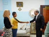 الرئيس السيسي يجرى حوارا مع سيدة مسنة من أهالى قرية سدس الأمراء فى بنى سويف