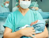 أسترالى يقاضى مستشفى سمح بحضوره الولادة القيصرية لزوجته.. "سببت له صدمة"