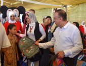 محافظ الإسكندرية يشارك فى توزيع شنط المدارس على الأطفال ذوى الهمم والأيتام