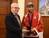 محافظ بورسعيد يكرم اللاعب عمر العوضى لحصده ذهبية أفريقيا لأولمبيات باريس