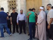 انهيار الفنان إسلام إبراهيم أثناء تشييع جثمان والدته في دمياط.. صور