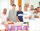 "خاطرك مجبور" مبادرة شبابية في قنا لتوزيع 1000 وجبة أسبوعيًا على المستحقين.. صور