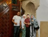 صورة اليوم.. سياح العالم بالحجاب والجلباب فى الأقصر خلال زيارتهم لمسجد أبو الحجاج