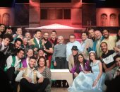 خالد جلال يحتفل مع صناع مسرحية "طيب وأمير" على مسرح ميامى