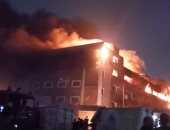 محافظ القليوبية ومدير الأمن ينتقلان لموقع حريق مصنع بالعبور.. صور