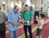 توزيع "شربات" بمسجد المرسي أبو العباس بالإسكندرية احتفالا بالمولد النبوى