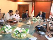 محافظ سوهاج يبحث موقف السلع التموينية وتوفير المستلزمات المدرسية بأسعار مخفضة