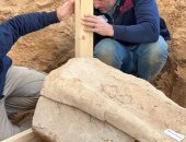 التنقيب بمقبرة رومانية يكشف توابيت منحوتة بصور العنب والدلافين فى غزة 