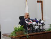 وزير التعليم يوقع الشهادات المؤمنة للمعلمين الجدد تمهيدا للتعاقد معهم 