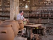 القاهرة الإخبارية" تعرض تقريرا عن صناعة الفخار بغزة: أقدم المهن فى التاريخ