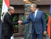 لافروف وسفير مصر لدى موسكو يفتتحان معرضاً للصور والوثائق