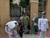 رجال الشرطة فى استقبال طلاب بورسعيد بأول أيام العام الدراسى.. صور