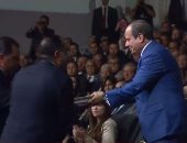 رئيس الوزراء يُهدى كتاب "إنجازات 9 سنوات" للرئيس السيسي.. فيديو