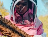 أمريكية تعرض نفسها للسعات النحل لأكثر من عامين بغرض الشفاء وخبراء يحذرون