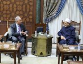 شيخ الأزهر يستقبل سفير مصر لدى بنجلاديش ويُوصِيه بأمر مهم.. التفاصيل