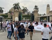 مسيرة لآلاف الأكاديميين بجامعة القاهرة احتفالا بأكتوبر ومطالبة الرئيس بالترشح.. صور