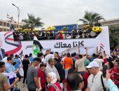 أتوبيس مكشوف يجوب ميدان النهضة ويرفع لافتات الرئيس السيسي "كلنا معاك"