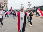 كبير مشجعى منتخب مصر يشارك باحتفالية نصر أكتوبر وتأييد السيسي فى طنطا.. صور