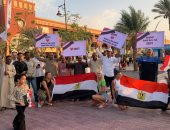 سياح يرفعون علم مصر وصور السيسي فى احتفالات نصر أكتوبر بالغردقة.. صور