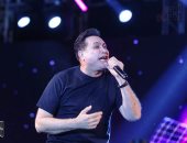 حكيم يتعاون لأول مرة مع الشاعر عمرو قطب فى أغنية مليش غيرهم