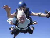 أمريكية عمرها 104 أعوام تسعى للقب أكبر لاعب قفز بالمظلات فى العالم.. صور