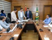 محافظ الدقهلية يناقش خطة تحويل الخطوط الأرضية إلى ألياف ضوئية بتكلفة مليار و200 مليون جنيه