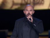 محمود العسيلى يشدو لنصر أكتوبر بالندوة التثقيفية أمام الرئيس السيسي (فيديو)