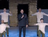 أكرم حسنى يقدم فقرة فنية بالندوة التثقيفية للقوات المسلحة بمناسبة نصر أكتوبر