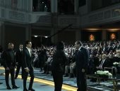 الرئيس السيسي يصافح الفنانين المشاركين بالندوة التثقيفية للقوات المسلحة