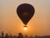 صورة اليوم.. البالون الطائر بالأقصر يداعب قرص الشمس مع ارتفاع معدلات الرحلات
