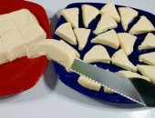 طريقة عمل الجبنة المثلثات في المنزل.. لوجبة إفطار مناسبة للانش بوكس 