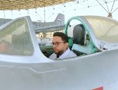أحمد فايق يركب إحدى طائرات حرب أكتوبر ويؤكد: فيها رائحة المقاتلين العظام