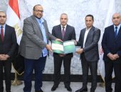 محافظ سوهاج يشهد تسليم شيك الدفعة الرابعة لتوصيل مياه الشرب للأكثر احتياجا