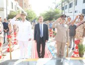 محافظ المنوفية يضع إكليلاً من الزهور على النصب التذكارى فى ذكرى نصر أكتوبر