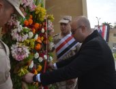 محافظ بنى سويف يضع إكليلا من الزهور على النصب التذكارى احتفالا بنصر أكتوبر