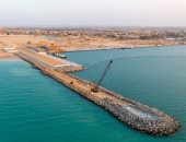 محافظ شمال سيناء: خدمات يومية تقدمها الدولة لأهالى سيناء بالتزامن مع تنفيذ مشروعات قومية عملاقة.. تنفيذ شبكات طرق ومحاور .. والعمل يتواصل فى تطوير ميناء العريش على ساحل البحر المتوسط