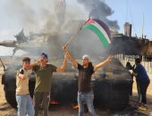 فلسطينيون يستولون على دبابة إسرائيلية بحدود قطاع غزة.. صور