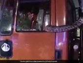 شرطى يمسك بثعبان عملاق تسلل لشاحنة وحاول مهاجمة المارة فى الهند.. فيديو