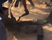 فيديو متداول للحظة سيطرة مسلحين من حماس على دبابة إسرائيلية وأسر قائدها