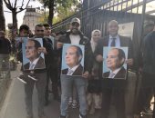 أبناء الجالية المصرية بباريس يعلنون تأييدهم للمرشح عبدالفتاح السيسي أمام القنصلية