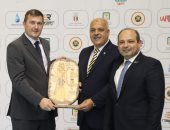 حازم حسني يكرم مندوب الاتحاد الدولى للرماية خلال البطولة الأفريقية