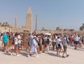 صورة اليوم.. إقبال سياحى كبير وأكبر فوج فى جولة حول الجعران الفرعونى بالكرنك